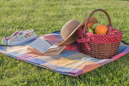 书, 帽子和成熟水果篮子