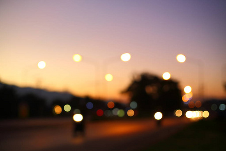 城市街道上的交通车辆夜灯图片