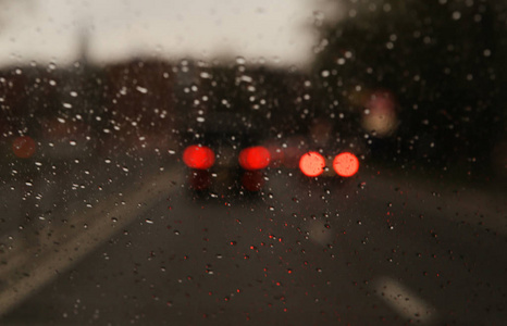 雨点落在窗户上, 灯光和雨