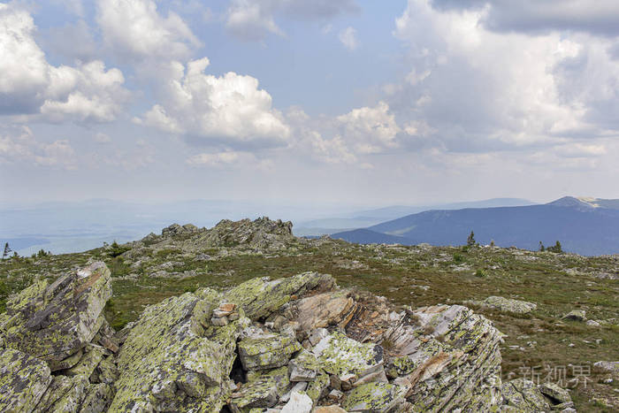 山脉和峭壁南乌拉尔的全景在山的夏天查看从山上乌拉尔山脉南部的性质
