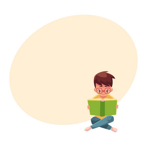 小男孩，孩子在眼镜阅读本书坐腿