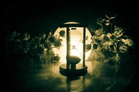 沙子穿过玻璃灯泡的沙漏测量时间的流逝,作为一个截止日期之前进入倒