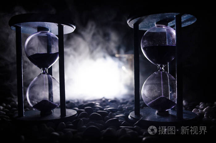 沙子穿过玻璃灯泡的沙漏测量时间的流逝,作为一个截止日期之前进入倒