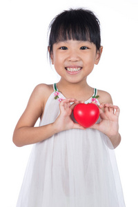 亚洲中国小姑娘抱着红色的心图片