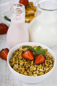 牛奶什锦早餐 果汁 牛奶和新鲜的草莓，木制的桌子上
