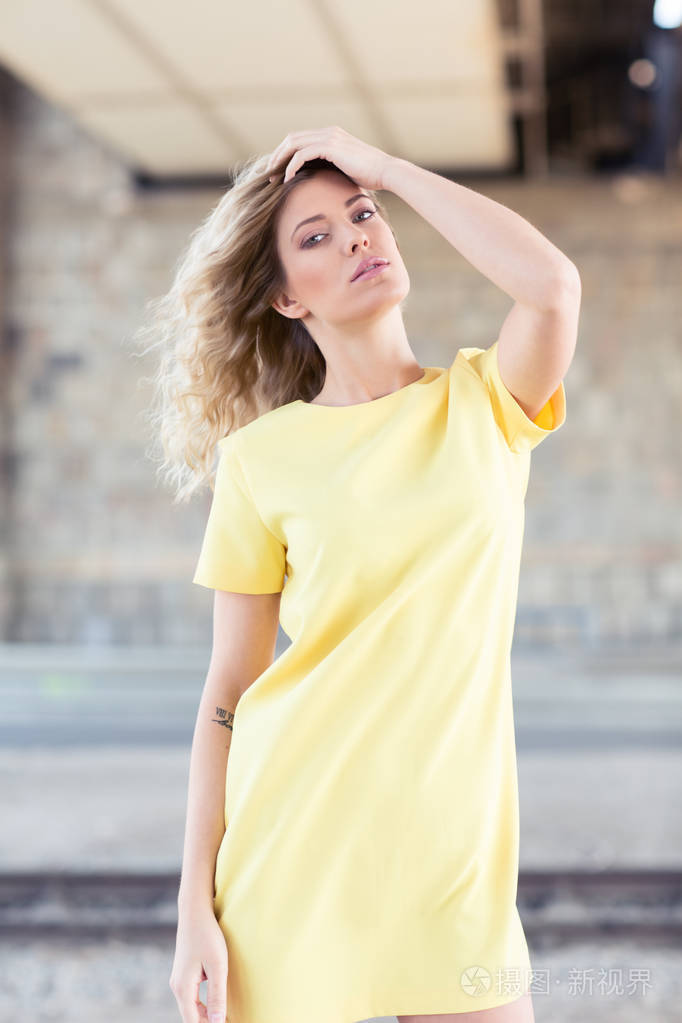 beautivul blone 女人穿着黄色连衣裙照片-正版商用图片0ydto2-摄图新