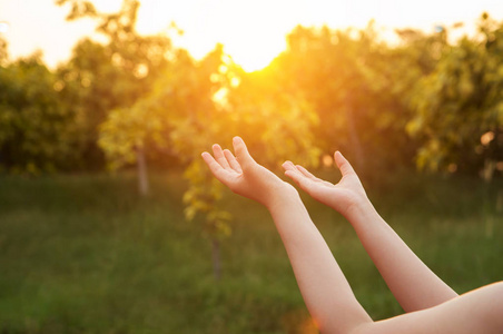 人类的双手张开掌心向上崇拜.圣体圣事治疗保佑他照片