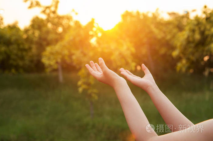 人类的双手张开掌心向上崇拜圣体圣事治疗保佑他