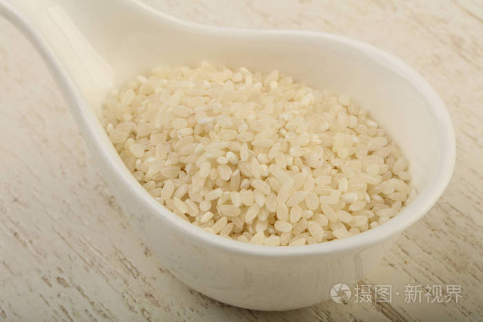 生米堆在碗里,准备做饭