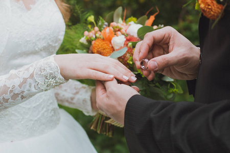 交换对戒这对夫妇交换结婚戒指照片