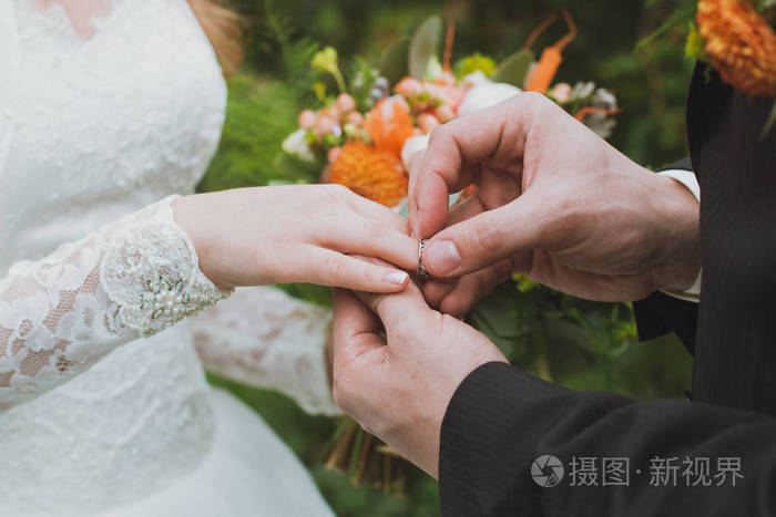 这对夫妇交换结婚戒指