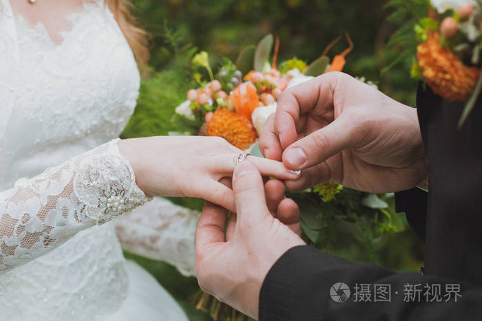 这对夫妇交换结婚戒指