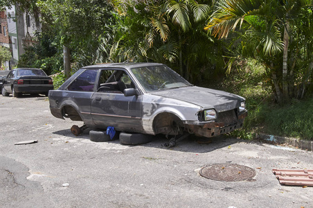 破碎 皱巴巴的 被遗弃在巴西圣保罗市的车