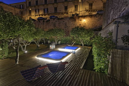 意大利的西西里岛，莫迪卡 古沙省，在一个花园在夜的漩涡