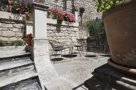 意大利的西西里岛，莫迪卡 古沙省，用鲜花的露台上的椅子
