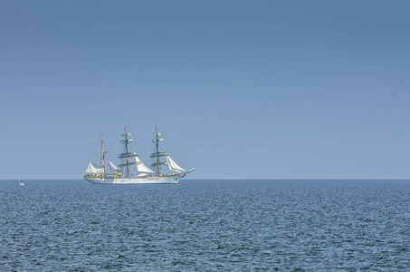 乘风破浪船高大船在海上航行照片