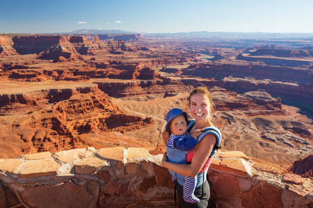 一位母亲和她的宝贝儿子参观 Uta 峡谷地国家公园