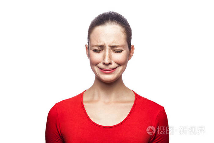 闭着眼睛,工作室拍摄.白色背景上孤立