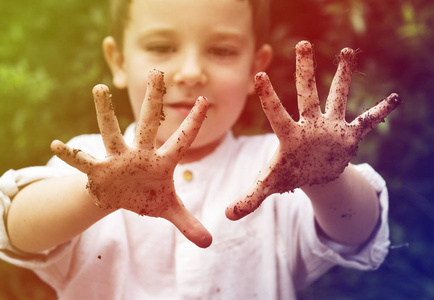 少年闰土小男孩玩土照片