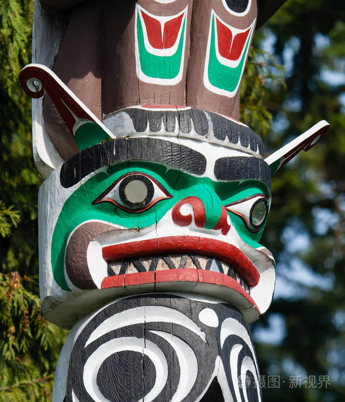 土著人民代表的第一民族的独特文化的图腾柱