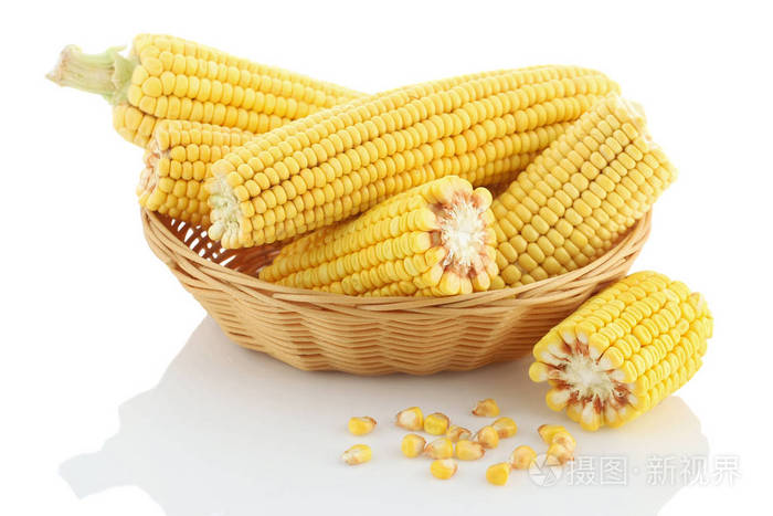 玉米芯在白色背景上的柳条篮子里关闭