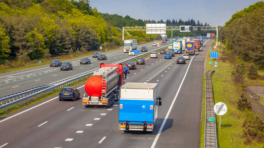 上面的高速公路交通风景图片