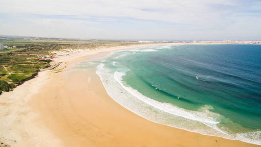 在 Baleal 附近里斯本，葡萄牙冲浪的鸟瞰图