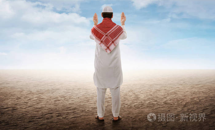 穆斯林男子举手和祈祷
