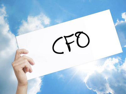 Cfo 首席财务官 标志在白纸上。男人手紧紧相握