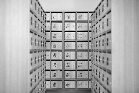 网格排序数组列行邮箱木制安全存储邮件室，黑色和白色色调