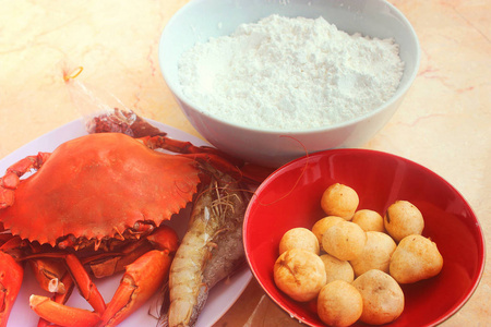 蟹 虾 鱼蛋和白色粉末