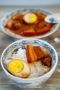 越南红烧猪肉饭椰子水中午饭图片