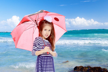 躲在伞下的小女孩