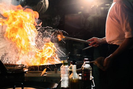 努力与厨师烹饪照片