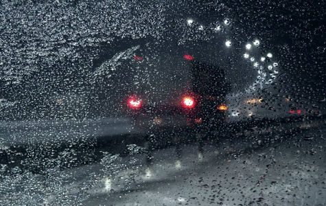 从路边的汽车里看挡风玻璃上结冰的雪