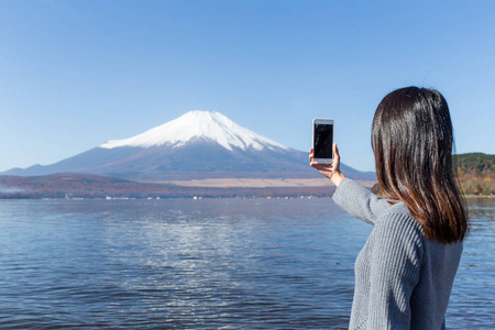 女人拍照的山富士的