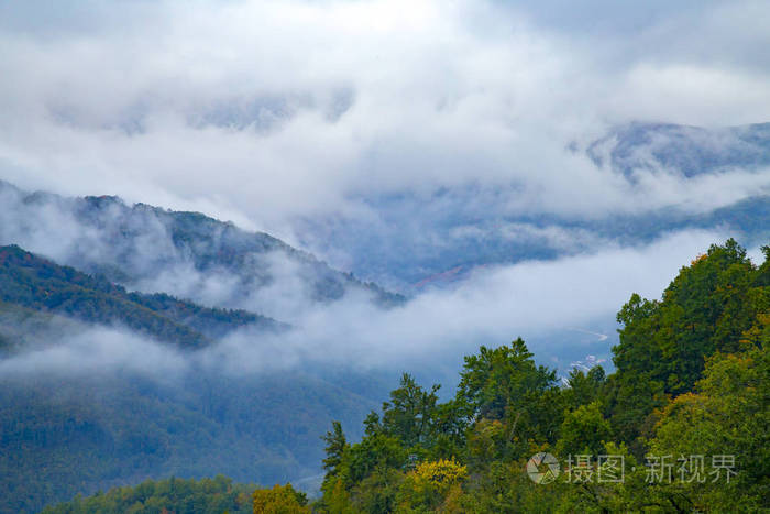 迷蒙的山巅的全景