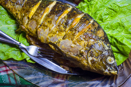柠檬烤的鲫鱼照片