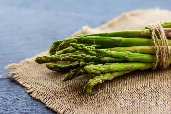 在一个黑暗的背景上的质朴芦笋