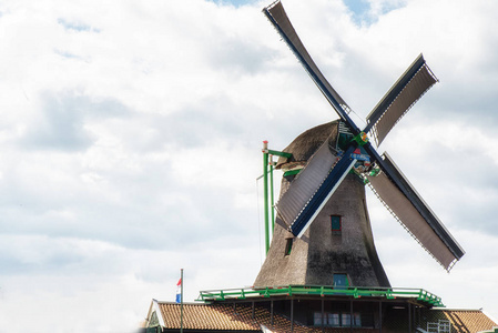 传统的荷兰老木制风车在桑斯安斯 Schans博物馆