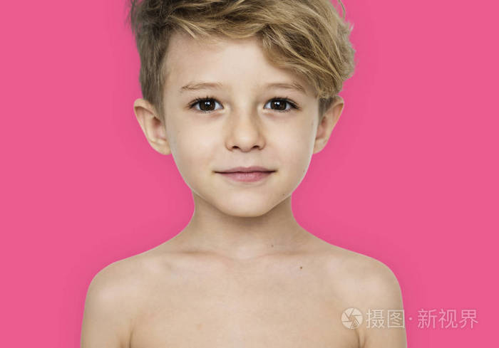 小男孩用赤裸的胸膛