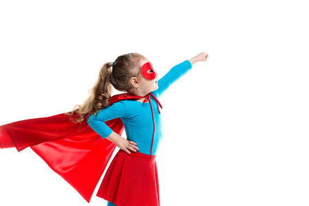 小女孩超级英雄在红色斗篷和孤立的白色背景上的面具