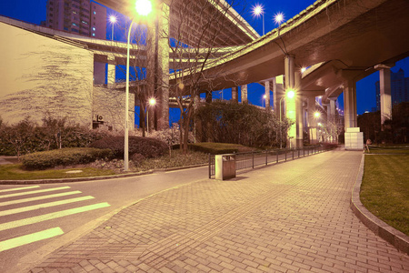 城市道路布丽姬特晚上的夜景图片