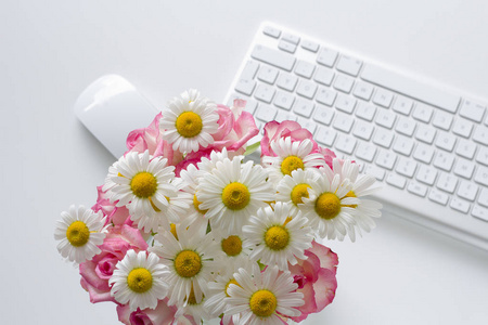 女性办公室的桌上的花