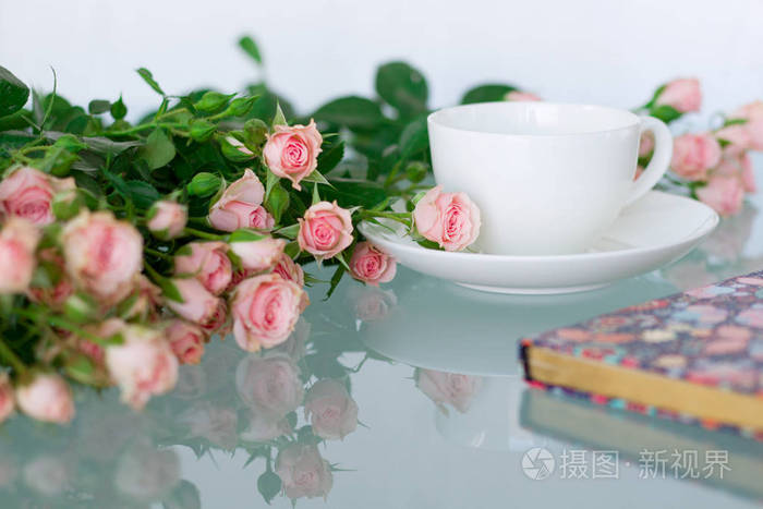 女人办公室的桌上盛开的花照片 正版商用图片0yenzj 摄图新视界