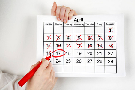日历中的女人标记日期