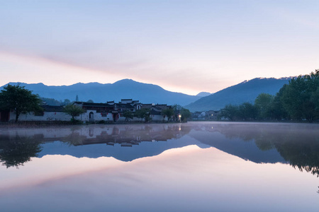 中国古村落在黎明图片