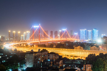 武汉悬索桥在夜间