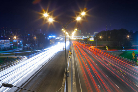 城市道路与汽车灯落后在左近