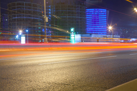 城市道路与汽车灯落后在左近